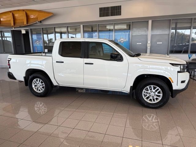 Nissan Frontier Vehicle Full-screen Gallery Image 02