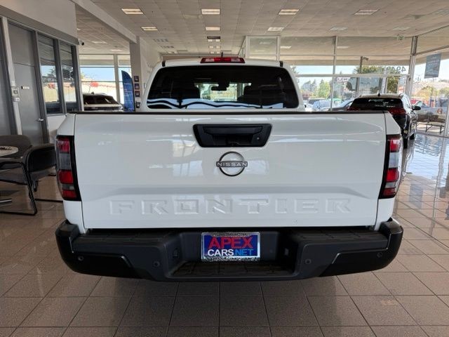 Nissan Frontier Vehicle Full-screen Gallery Image 04