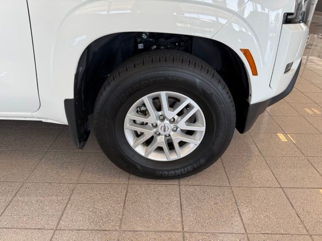 Nissan Frontier Vehicle Full-screen Gallery Image 10