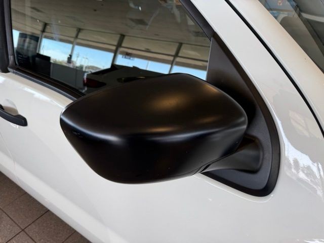 Nissan Frontier Vehicle Full-screen Gallery Image 11