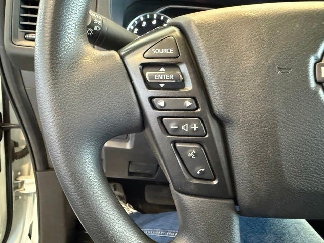 Nissan Frontier Vehicle Full-screen Gallery Image 18