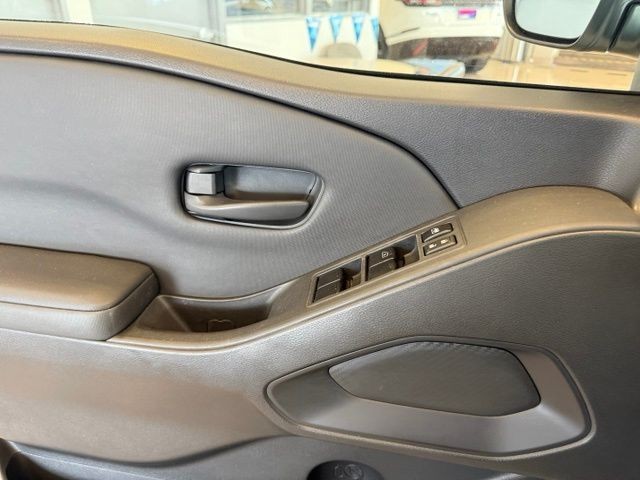 Nissan Frontier Vehicle Full-screen Gallery Image 19