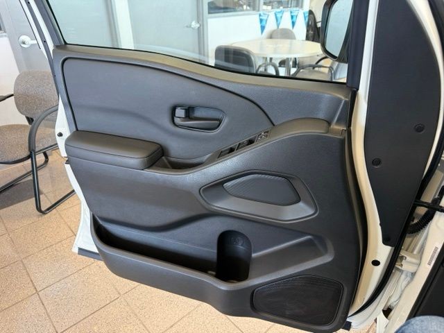 Nissan Frontier Vehicle Full-screen Gallery Image 20