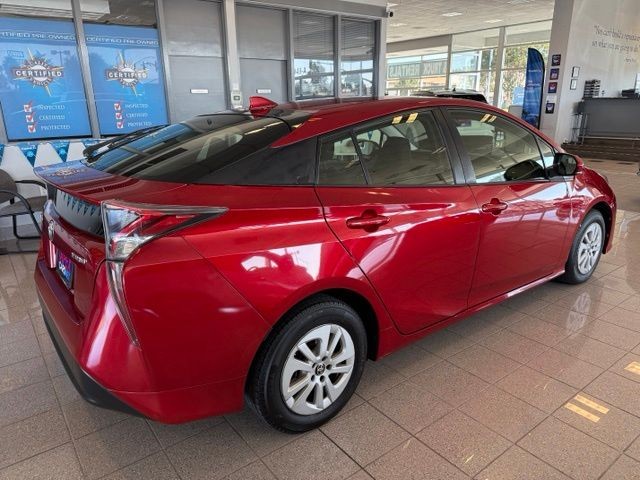 Toyota Prius Vehicle Full-screen Gallery Image 03