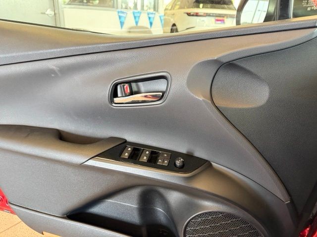 Toyota Prius Vehicle Full-screen Gallery Image 17