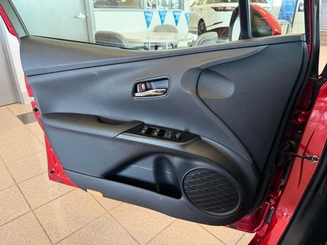 Toyota Prius Vehicle Full-screen Gallery Image 18