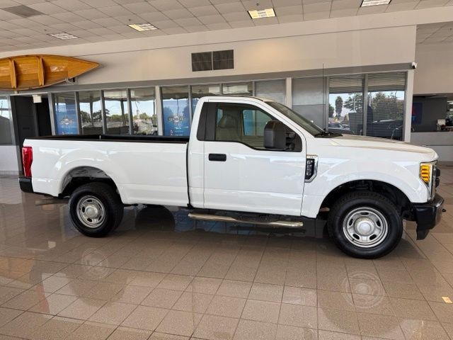 Ford Super Duty F-250 SRW Vehicle Full-screen Gallery Image 02