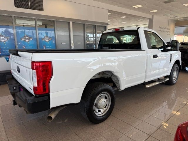 Ford Super Duty F-250 SRW Vehicle Full-screen Gallery Image 03