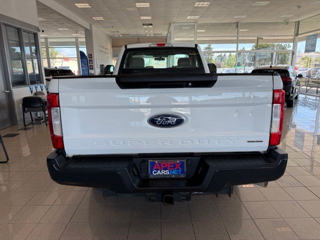 Ford Super Duty F-250 SRW Vehicle Full-screen Gallery Image 04