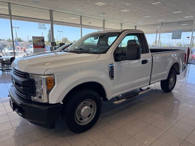 Ford Super Duty F-250 SRW Vehicle Full-screen Gallery Image 07