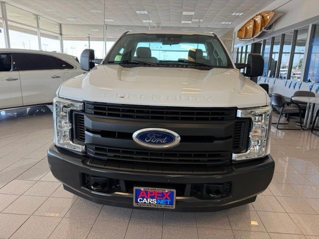 Ford Super Duty F-250 SRW Vehicle Full-screen Gallery Image 08