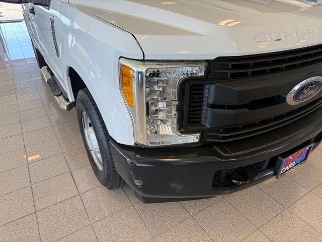 Ford Super Duty F-250 SRW Vehicle Full-screen Gallery Image 09