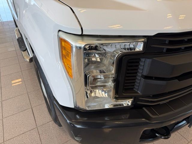 Ford Super Duty F-250 SRW Vehicle Full-screen Gallery Image 10