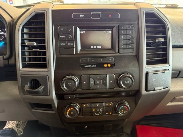 Ford Super Duty F-250 SRW Vehicle Full-screen Gallery Image 15