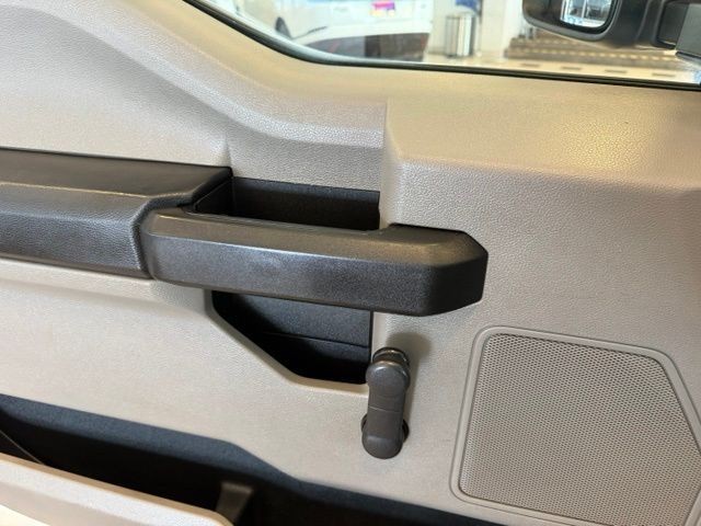 Ford Super Duty F-250 SRW Vehicle Full-screen Gallery Image 17