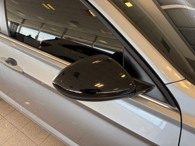 Volkswagen Jetta Vehicle Full-screen Gallery Image 11