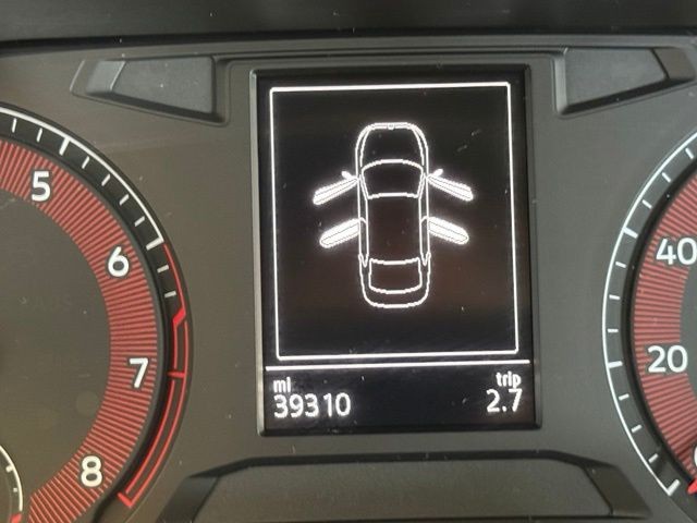 Volkswagen Jetta Vehicle Full-screen Gallery Image 12