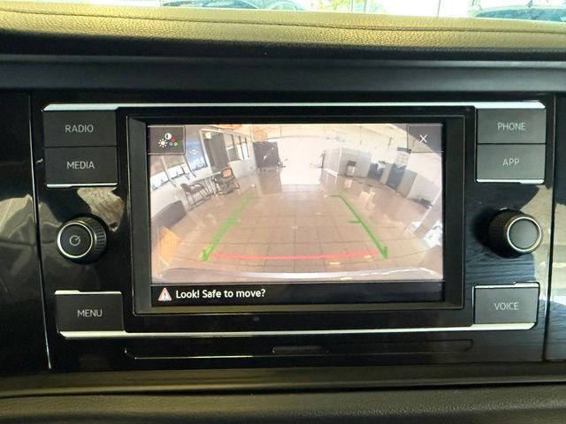 Volkswagen Jetta Vehicle Full-screen Gallery Image 14