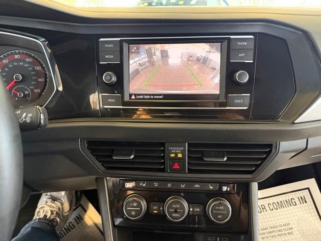Volkswagen Jetta Vehicle Full-screen Gallery Image 15