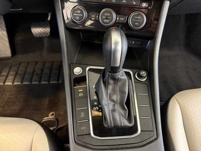 Volkswagen Jetta Vehicle Full-screen Gallery Image 16