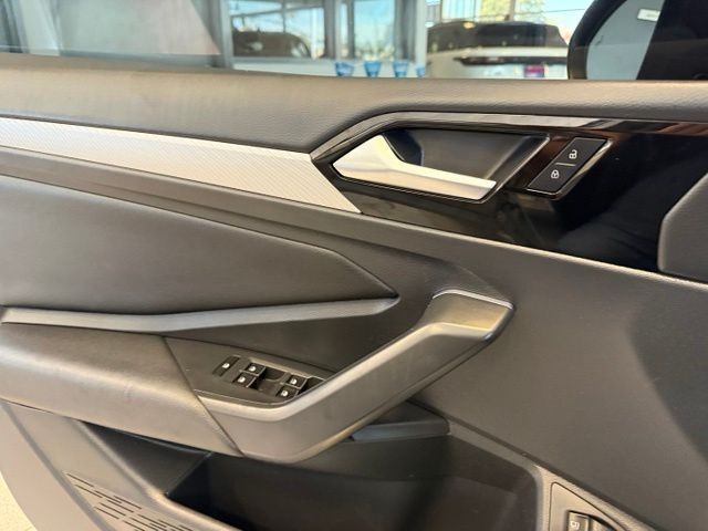 Volkswagen Jetta Vehicle Full-screen Gallery Image 19