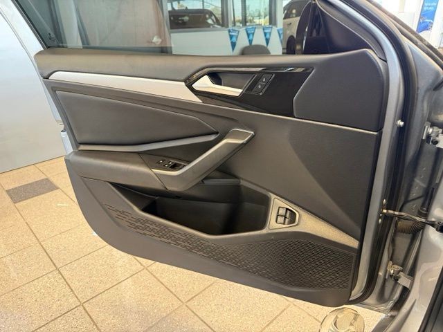 Volkswagen Jetta Vehicle Full-screen Gallery Image 20