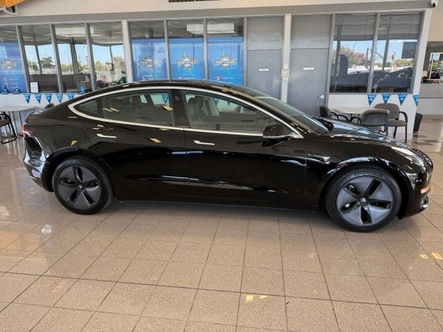 Tesla Model 3 Vehicle Full-screen Gallery Image 02