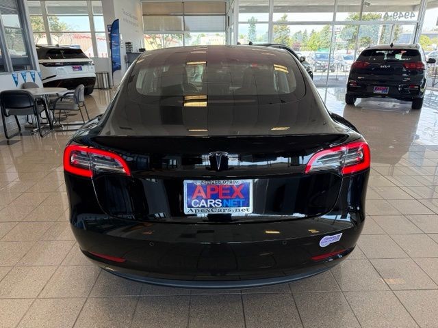 Tesla Model 3 Vehicle Full-screen Gallery Image 04