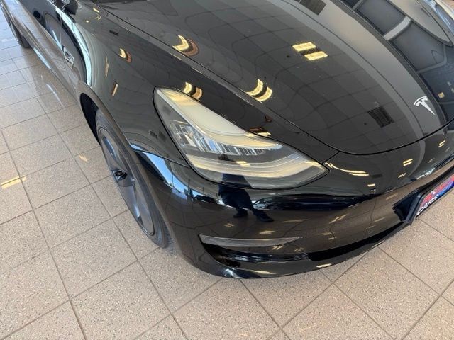 Tesla Model 3 Vehicle Full-screen Gallery Image 08