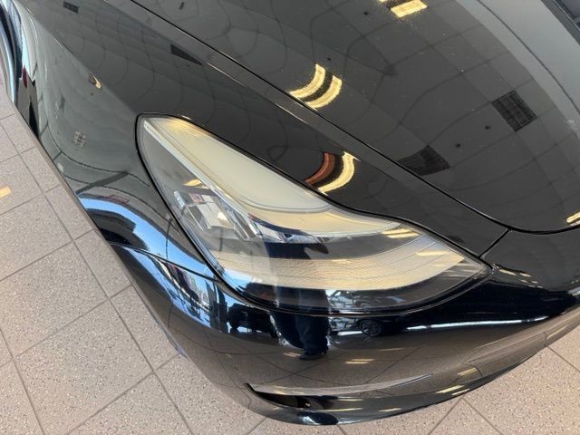 Tesla Model 3 Vehicle Full-screen Gallery Image 09