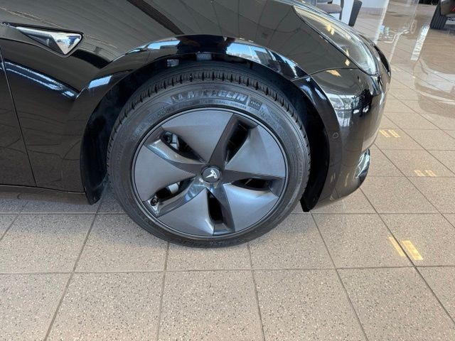 Tesla Model 3 Vehicle Full-screen Gallery Image 10