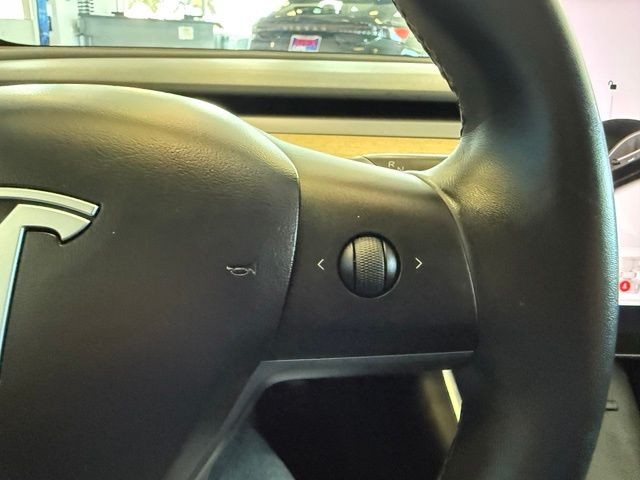Tesla Model 3 Vehicle Full-screen Gallery Image 15