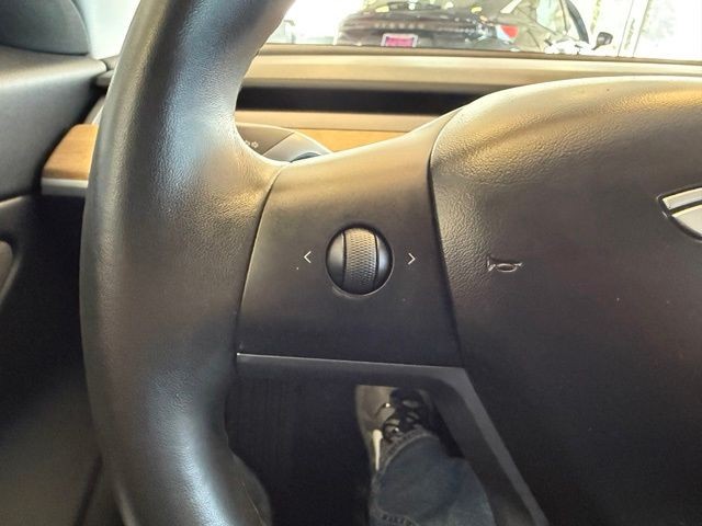 Tesla Model 3 Vehicle Full-screen Gallery Image 16