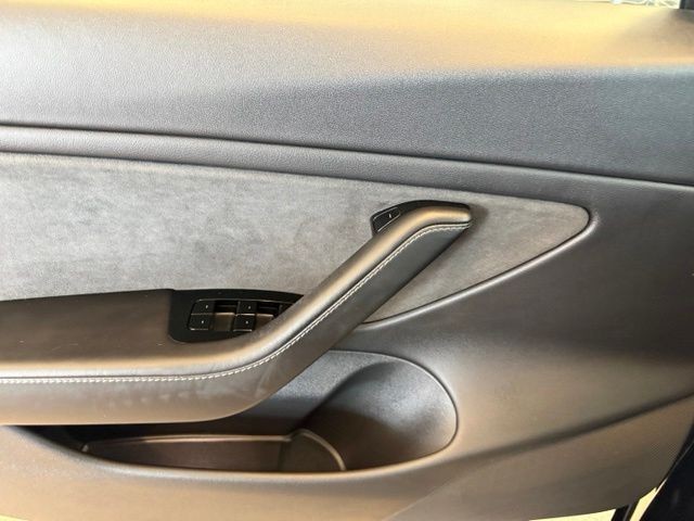 Tesla Model 3 Vehicle Full-screen Gallery Image 17
