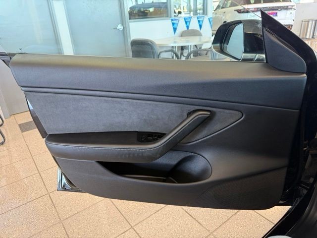 Tesla Model 3 Vehicle Full-screen Gallery Image 18