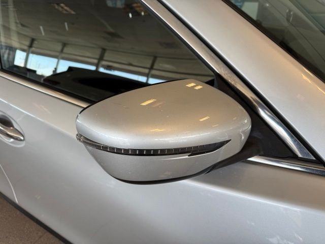 Nissan Rogue Vehicle Full-screen Gallery Image 11