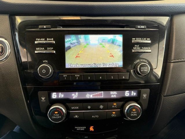 Nissan Rogue Vehicle Full-screen Gallery Image 15