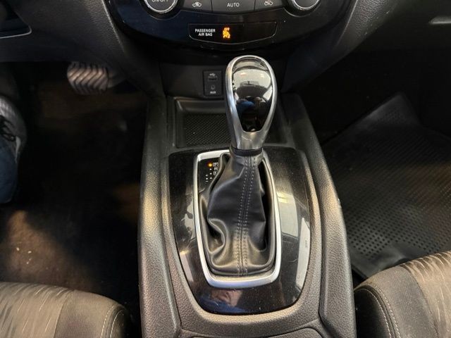 Nissan Rogue Vehicle Full-screen Gallery Image 16