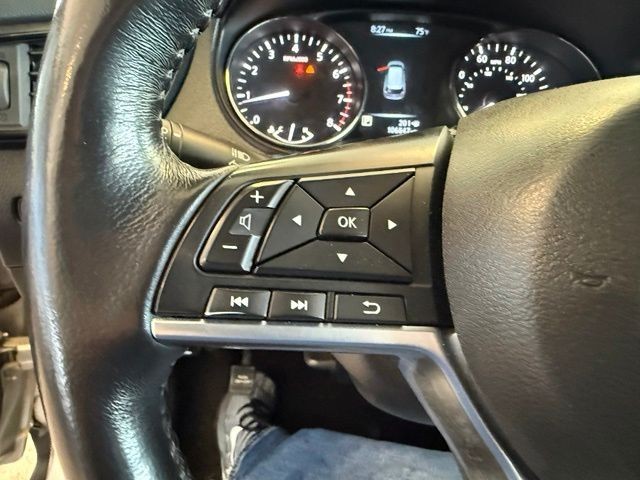 Nissan Rogue Vehicle Full-screen Gallery Image 18
