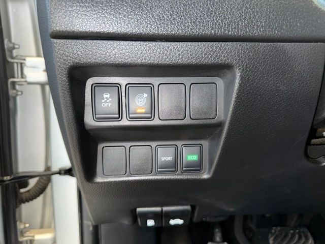 Nissan Rogue Vehicle Full-screen Gallery Image 19