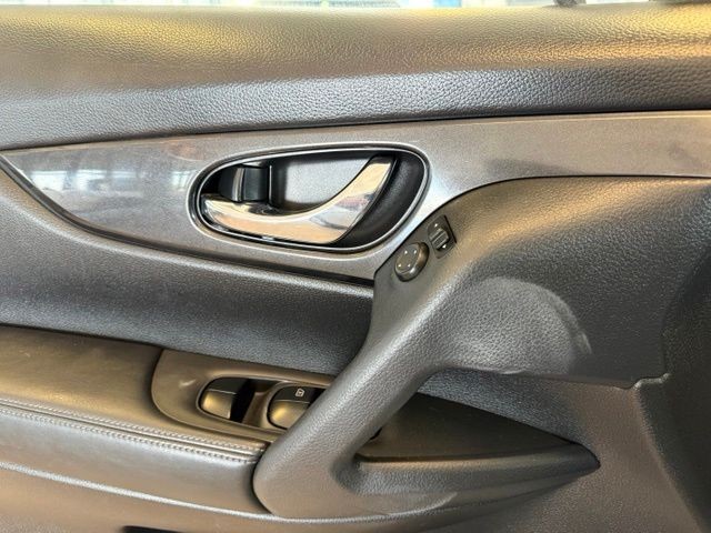 Nissan Rogue Vehicle Full-screen Gallery Image 20