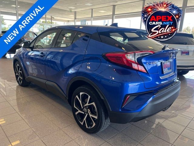 Toyota C-HR Vehicle Full-screen Gallery Image 09