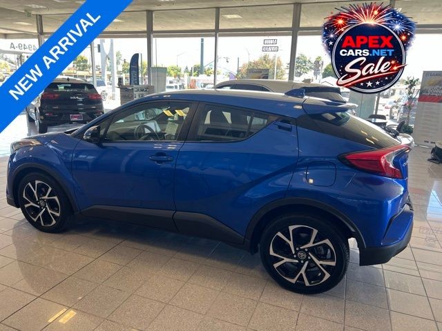 Toyota C-HR Vehicle Full-screen Gallery Image 10