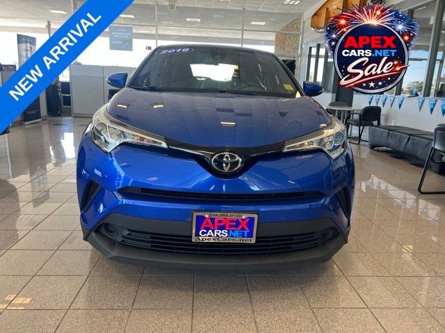 Toyota C-HR Vehicle Full-screen Gallery Image 13