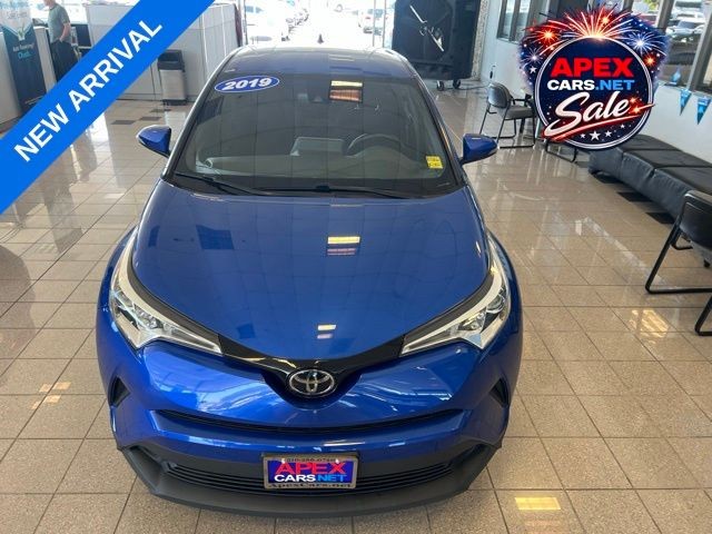 Toyota C-HR Vehicle Full-screen Gallery Image 14