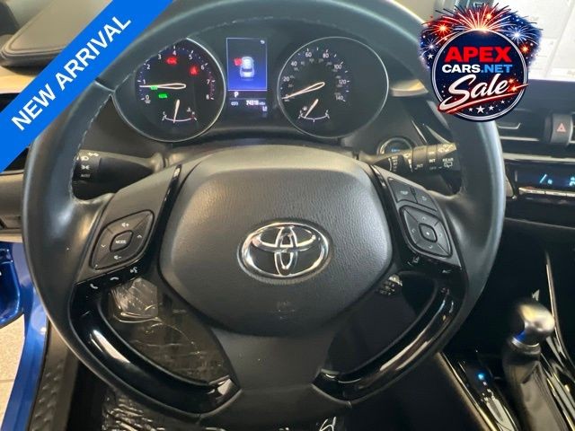 Toyota C-HR Vehicle Full-screen Gallery Image 18