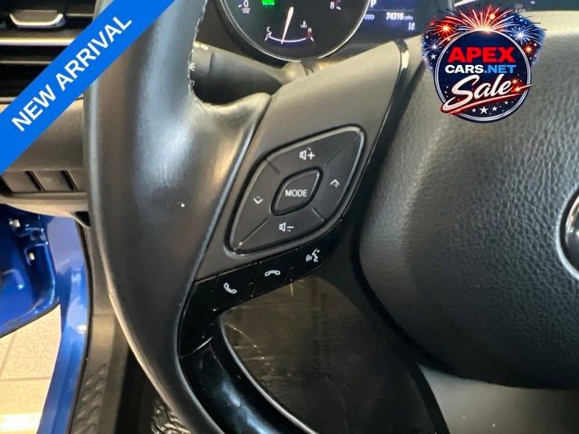 Toyota C-HR Vehicle Full-screen Gallery Image 19