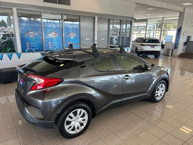 Toyota C-HR Vehicle Full-screen Gallery Image 04