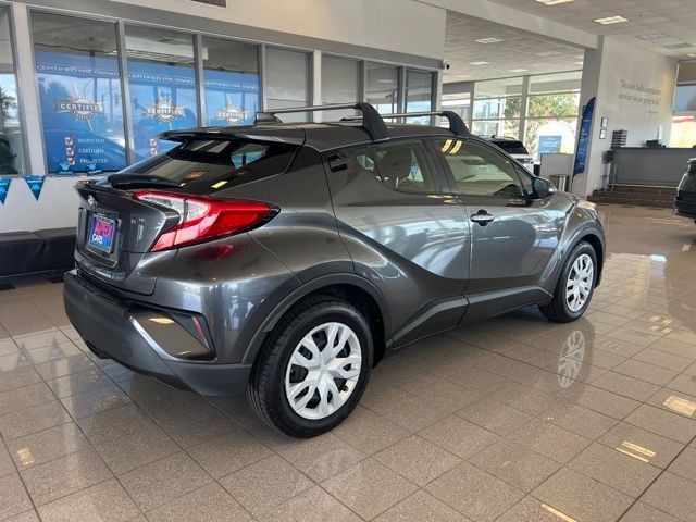Toyota C-HR Vehicle Full-screen Gallery Image 05