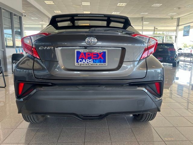 Toyota C-HR Vehicle Full-screen Gallery Image 07